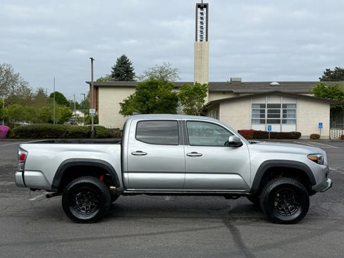 Used 2022 Toyota Tacoma TRD Off-Road w/ TRD Premium Off Road Package AWD/4WD image 6
