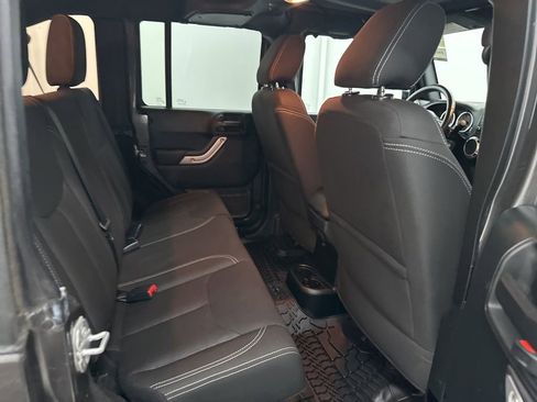 Used 2018 Jeep Wrangler Unlimited Rubicon w/ Connectivity Group image 21