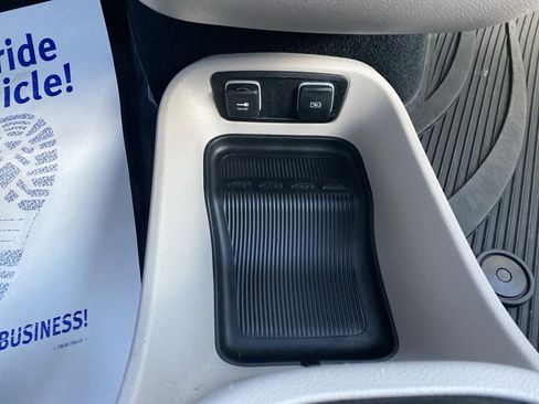 Used 2021 Chrysler Pacifica Touring-L w/ Uconnect Theater Family Group image 27