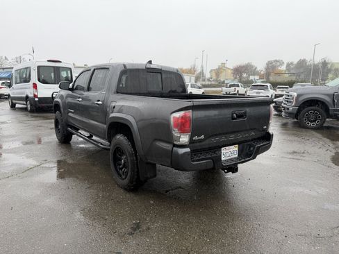 Used 2017 Toyota Tacoma Limited image 3