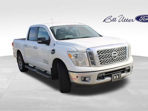 Used 2017 Nissan Titan SV image 3