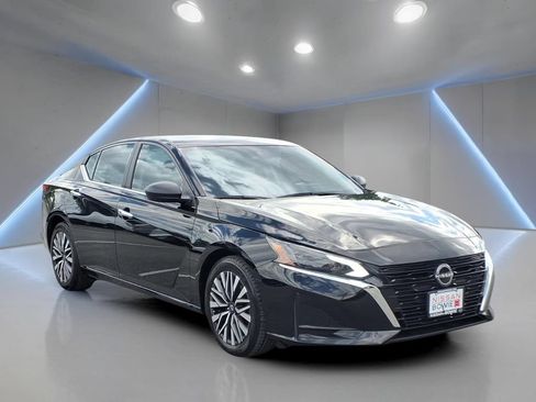 Used 2024 Nissan Altima 2.5 SV FWD image 7