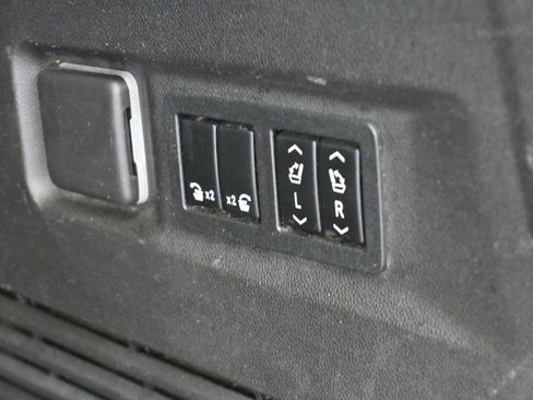 Used 2021 Chevrolet Tahoe Premier w/ Premium Package image 11