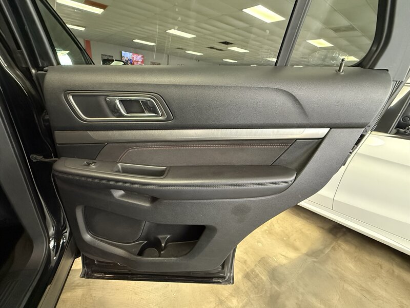 Used 2018 Ford Explorer XLT w/ Equipment Group 202A FWD image 21