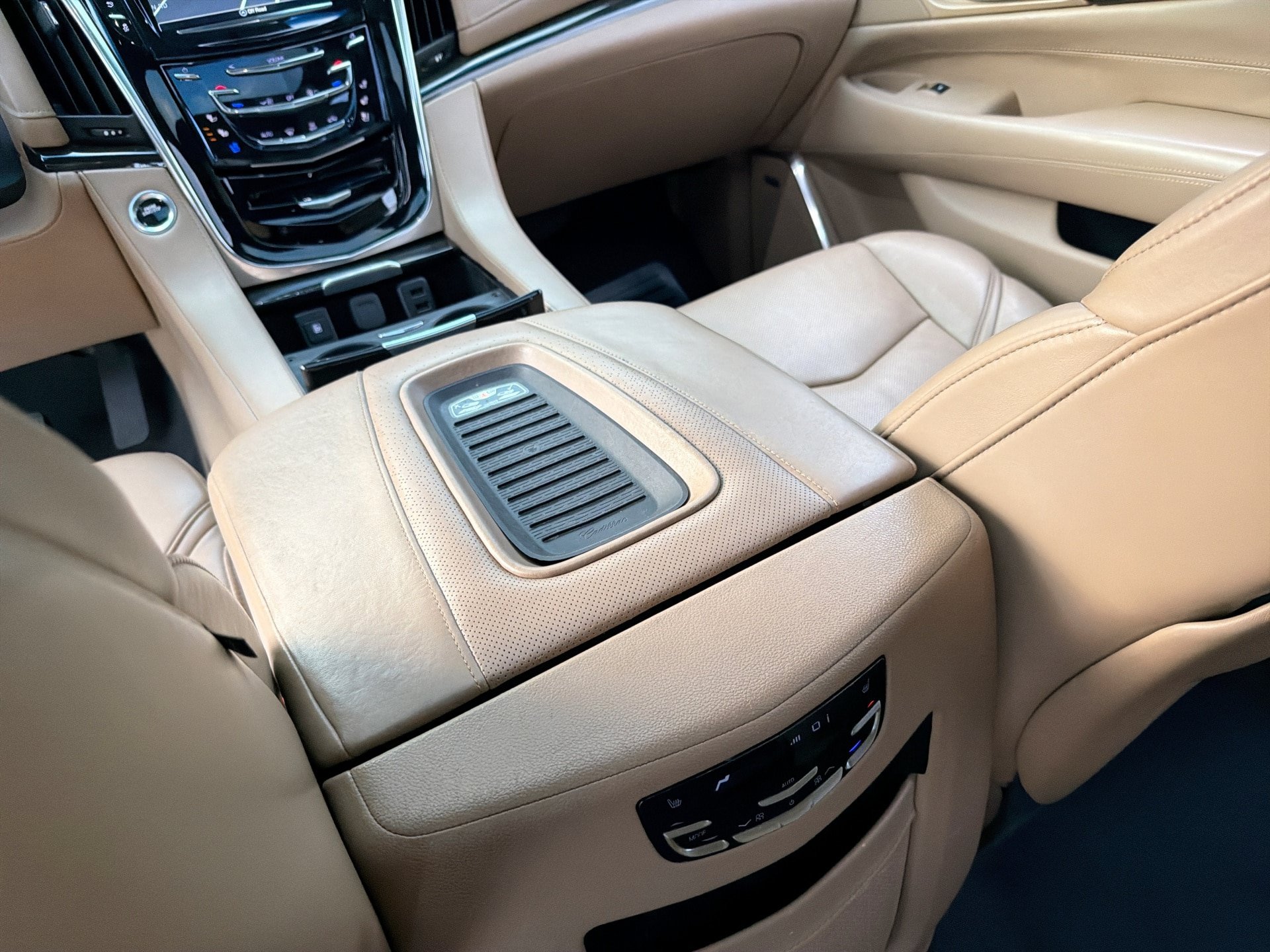 Used 2018 Cadillac Escalade ESV Platinum AWD/4WD image 23
