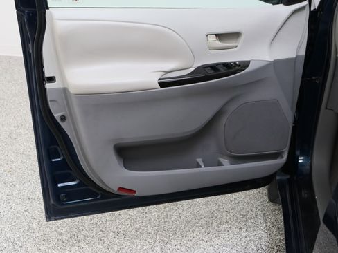 Used 2011 Toyota Sienna LE image 12