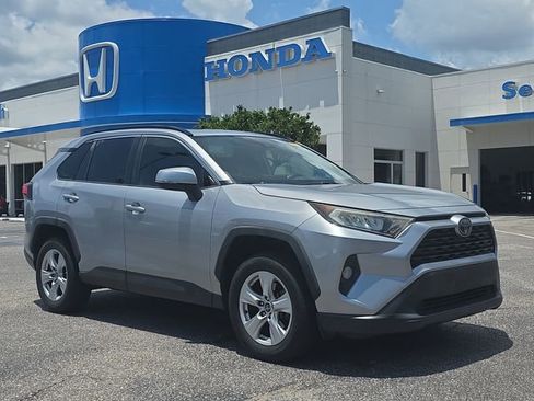 Used 2019 Toyota RAV4 XLE FWD image 2