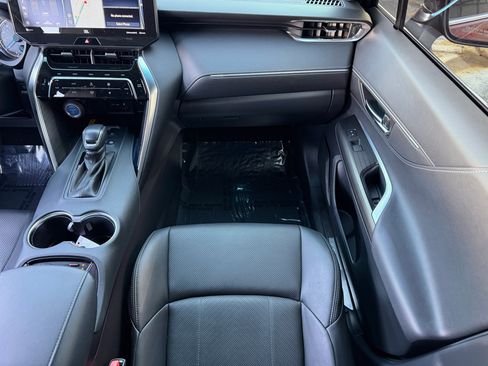 Used 2022 Toyota Venza Limited image 17