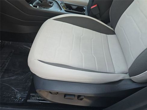 Used 2025 Volkswagen Taos SE image 15