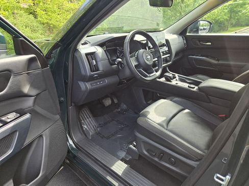 Used 2025 Nissan Pathfinder SL AWD/4WD image 12