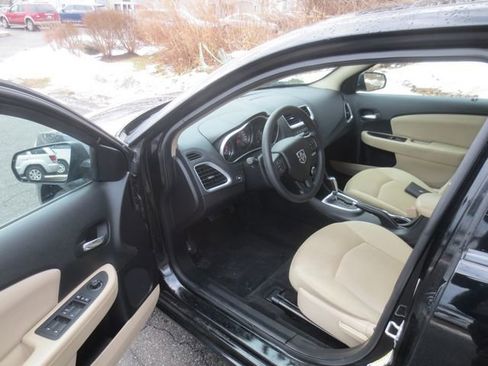 Used 2013 Dodge Avenger SE image 3