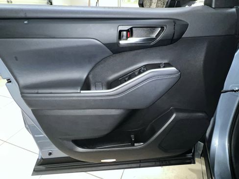 Used 2022 Toyota Highlander XLE image 17