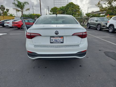Certified 2024 Volkswagen Jetta SE w/ Panoramic Sunroof Package image 11
