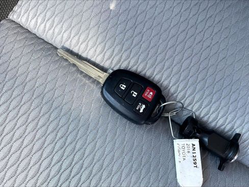 Used 2018 Toyota Corolla LE w/ Carpet Mat Package (TMS) FWD image 10