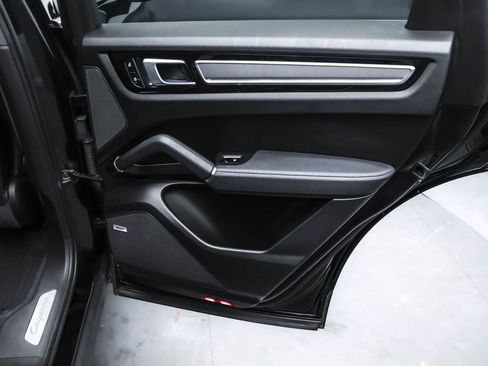 Used 2022 Porsche Cayenne Platinum Edition image 32