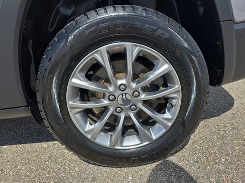 Used 2020 Jeep Cherokee Latitude Plus w/ Cold Weather Group AWD/4WD image 31