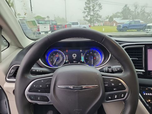 Used 2023 Chrysler Pacifica Touring-L FWD image 19