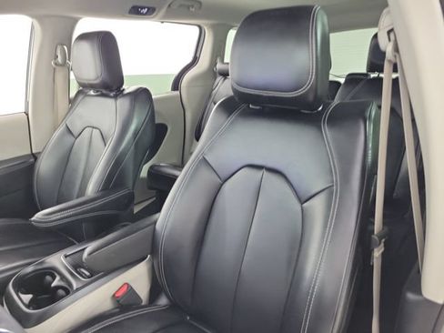 Used 2023 Chrysler Pacifica Touring-L FWD image 20