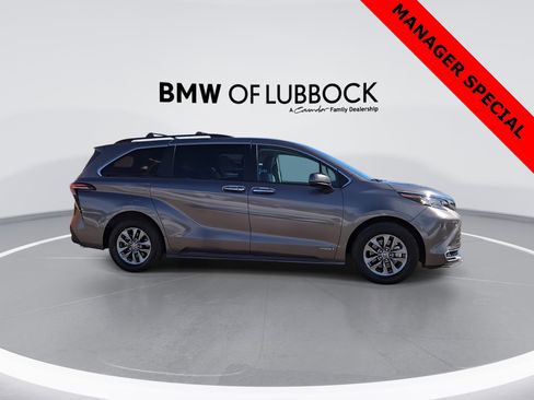 Used 2021 Toyota Sienna XLE image 9