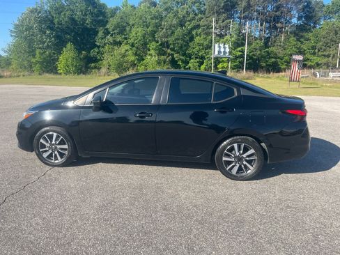 Used 2020 Nissan Versa SV FWD image 4