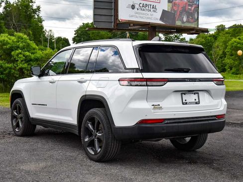 Used 2023 Jeep Grand Cherokee Altitude AWD/4WD image 5