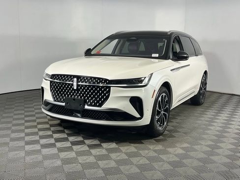 Used 2024 Lincoln Nautilus Reserve image 3