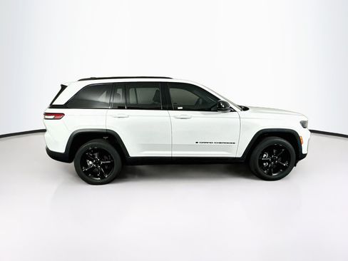Used 2023 Jeep Grand Cherokee Altitude RWD image 10