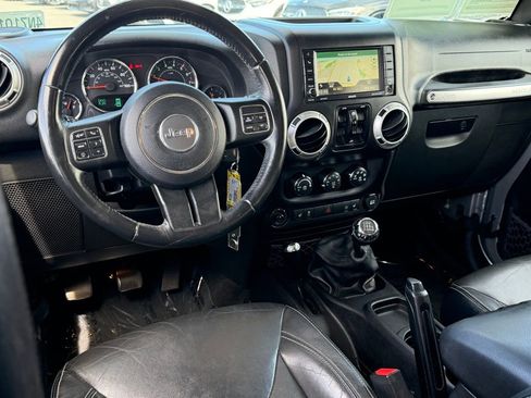 Used 2015 Jeep Wrangler Unlimited Sahara w/ Dual Top Group AWD/4WD image 27