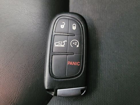 Used 2019 Jeep Cherokee Latitude Plus w/ Comfort/Convenience Group FWD image 32