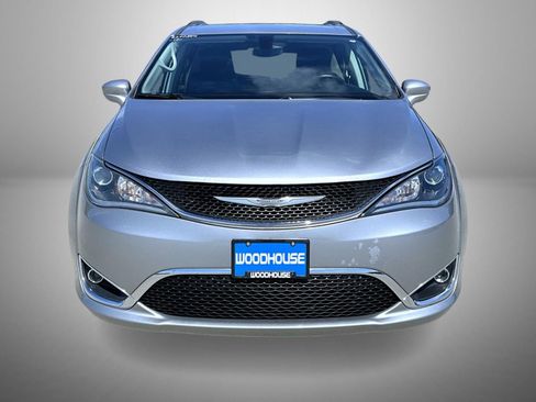 Used 2017 Chrysler Pacifica Touring-L FWD image 2