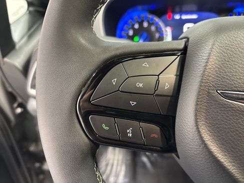 Used 2025 Chrysler Pacifica Limited image 14