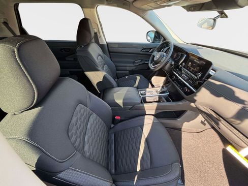 New 2025 Nissan Pathfinder SV w/ SV Premium Package image 25