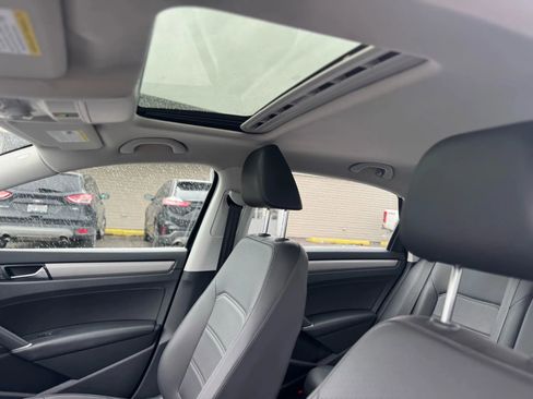 Used 2022 Volkswagen Passat 2.0T SE image 10