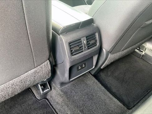 Used 2024 Nissan Rogue SV image 28