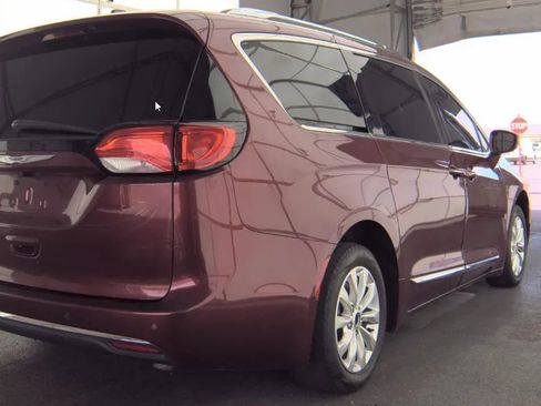 Used 2018 Chrysler Pacifica Touring-L FWD image 4