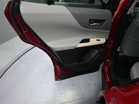 Used 2024 Toyota Venza XLE image 15