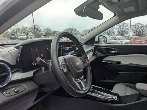 Used 2025 Chevrolet Trax LT w/ LT Convenience Package image 11