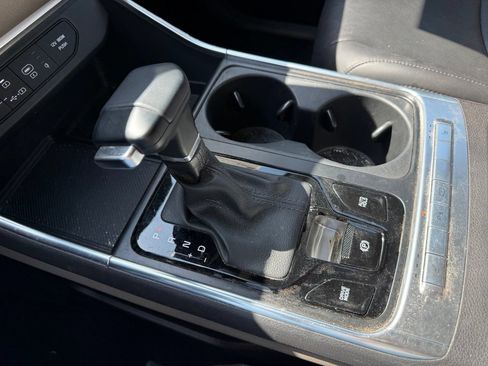 Used 2025 Kia Carnival EX FWD image 20