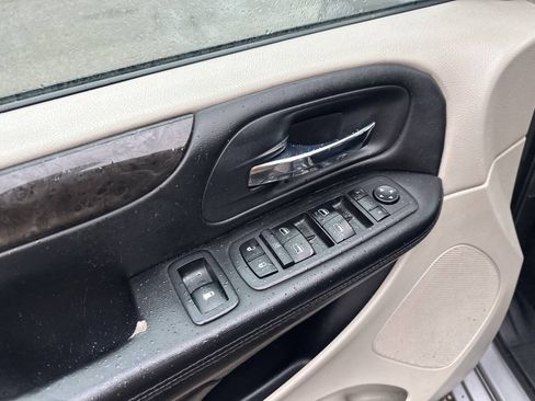 Used 2019 Dodge Grand Caravan SE FWD image 19