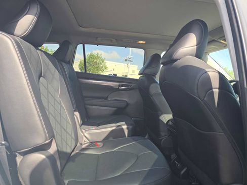 Used 2023 Toyota Highlander Platinum FWD image 12