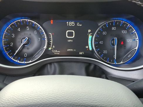 Used 2023 Chrysler Pacifica Touring-L FWD image 21