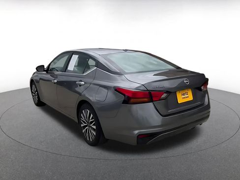 Used 2025 Nissan Altima 2.5 SV FWD image 11