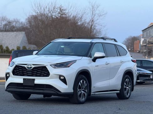 Used 2021 Toyota Highlander XLE image 4