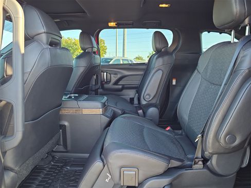 Used 2025 Toyota Sienna Platinum image 13