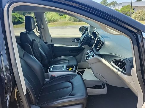 Certified 2024 Chrysler Pacifica Limited FWD image 35