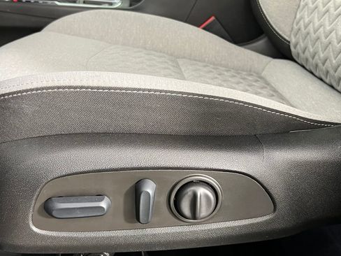 Used 2022 Chevrolet Equinox LT w/ Driver Convenience Package image 18