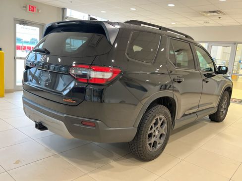 Used 2025 Honda Pilot TrailSport image 4