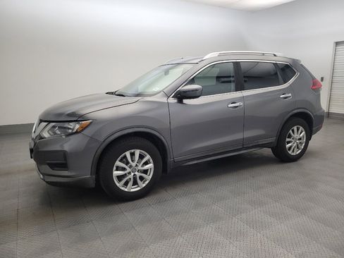Used 2017 Nissan Rogue SV image 2