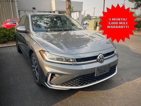 Used 2025 Volkswagen Jetta SE FWD image 1