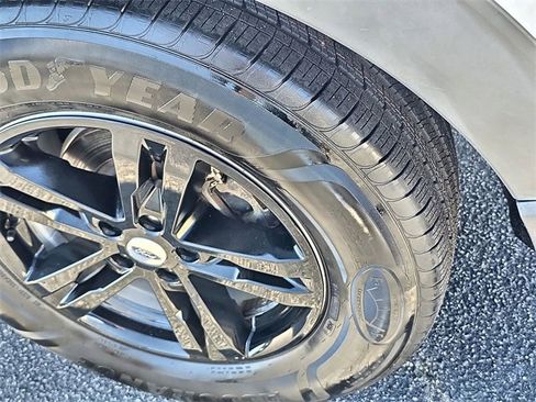 Used 2021 Ford Explorer XLT w/ Equipment Group 202A image 13